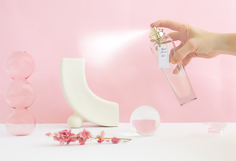 Perfume spraying- Product photography