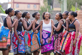 KENYAN BRIDE BRIDESMAIDS OUTDOOR MORNING PORTRAIT KANGA