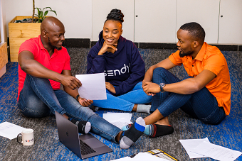 GROUP DISCUSSION CONSULTATION PORTRAITS INDOORS
