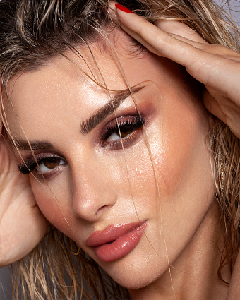 Glossy & Wet Look — High-Detail Close-Up Beauty Retouching
