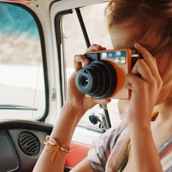 Leica Sofort. Frame the moment.