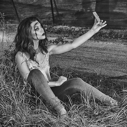Selfie Distraction - Catch the Moment