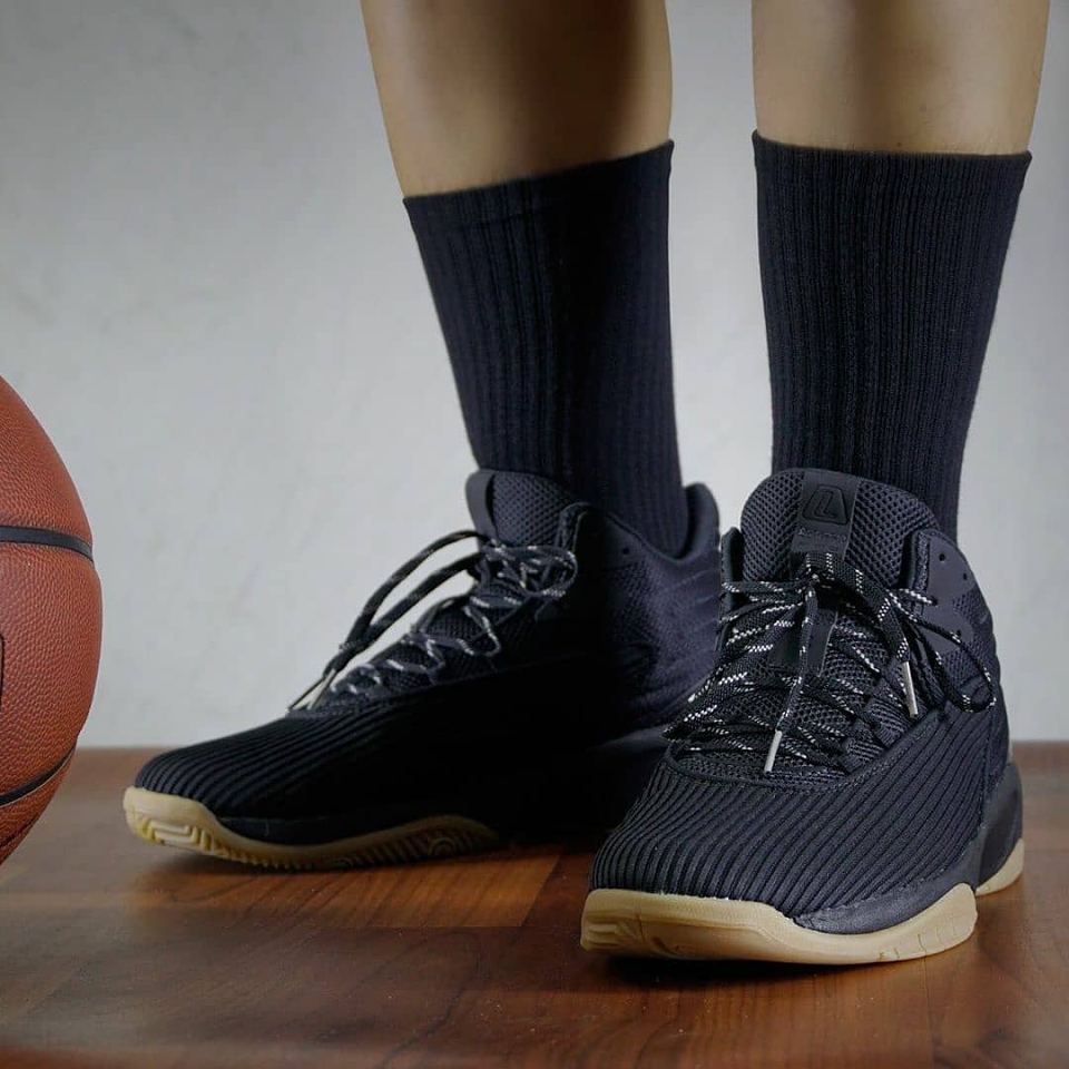 lebron 15 black gum on feet