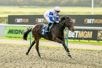 <p>RAY MON DOUGH winning by 5 lengths at Lingfield on debut</p>