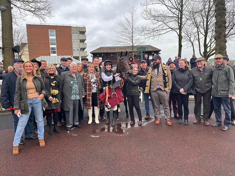 Golden Maverick lands £30k Juvenile Hurdle Final!