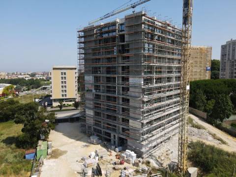 New 2 bedroom apartment with parking space in Santa Marinha (Gaiashopping)