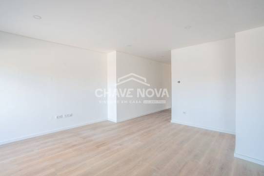 New Top Floor 3 Bedroom Apartment w/ Pool and 2 Parking Spaces in Canidelo