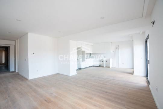 New Top Floor 3 Bedroom Apartment w/ Pool and 2 Parking Spaces in Canidelo