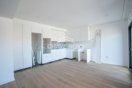 New Top Floor 3 Bedroom Apartment w/ Pool and 2 Parking Spaces in Canidelo