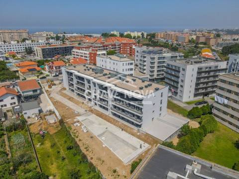 New Top Floor 3 Bedroom Apartment w/ Pool and 2 Parking Spaces in Canidelo