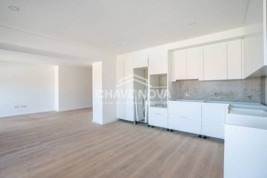 New Top Floor 3 Bedroom Apartment w/ Pool and 2 Parking Spaces in Canidelo