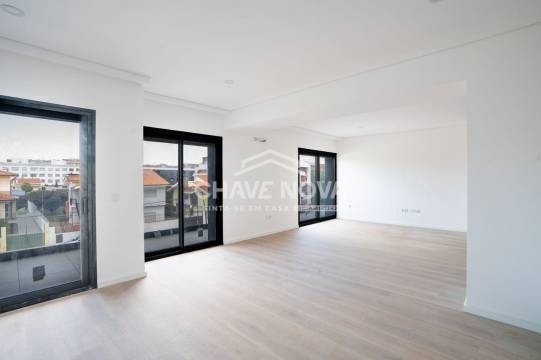 New Top Floor 3 Bedroom Apartment w/ Pool and 2 Parking Spaces in Canidelo