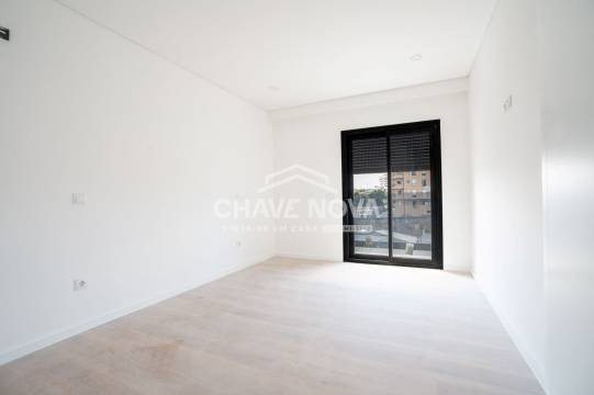 New Top Floor 3 Bedroom Apartment w/ Pool and 2 Parking Spaces in Canidelo