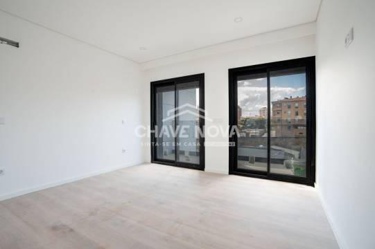 New Top Floor 3 Bedroom Apartment w/ Pool and 2 Parking Spaces in Canidelo