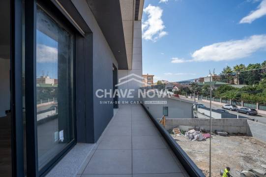 New Top Floor 3 Bedroom Apartment w/ Pool and 2 Parking Spaces in Canidelo