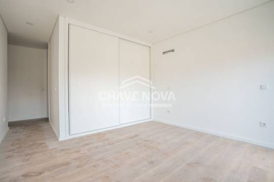 New Top Floor 3 Bedroom Apartment w/ Pool and 2 Parking Spaces in Canidelo