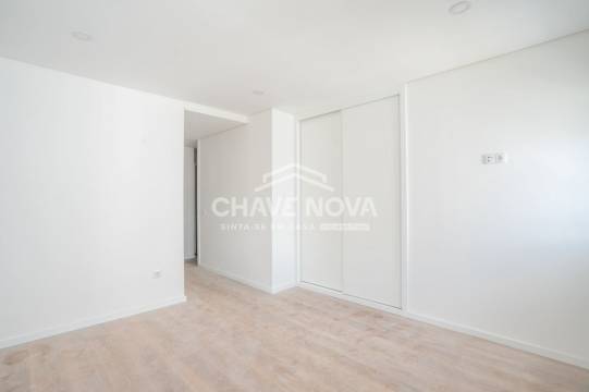 Apartamento T2 Novo c/ Piscina e Lugar de Garagem em Canidelo