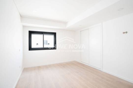 Apartamento T2 Novo c/ Piscina e Lugar de Garagem em Canidelo