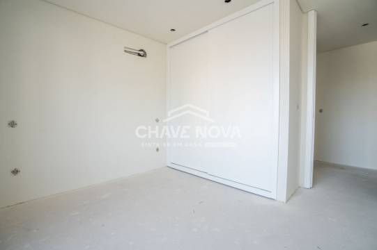 New 3-Bedroom Apartment w/ Double Garage Space in Santa Marinha (Coimbrões)