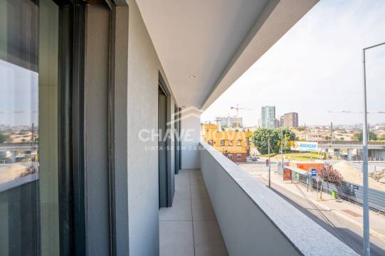 New 3-Bedroom Apartment w/ Double Garage Space in Santa Marinha (Coimbrões)
