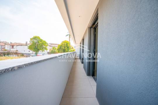 New 3-Bedroom Apartment w/ Double Garage Space in Santa Marinha (Coimbrões)