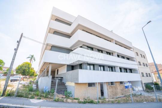 New 3-Bedroom Apartment w/ Double Garage Space in Santa Marinha (Coimbrões)