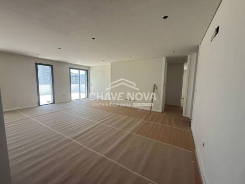 New Top Floor 3 Bedroom Apartment w/ Garage Box in Santa Marinha (Coimbrões)
