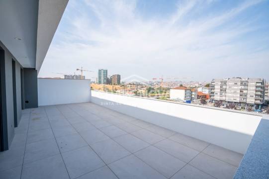 New Top Floor 3 Bedroom Apartment w/ Garage Box in Santa Marinha (Coimbrões)