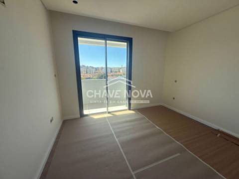New Top Floor 3 Bedroom Apartment w/ Garage Box in Santa Marinha (Coimbrões)