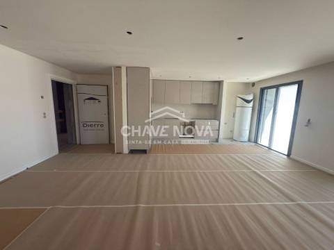 New Top Floor 3 Bedroom Apartment w/ Garage Box in Santa Marinha (Coimbrões)