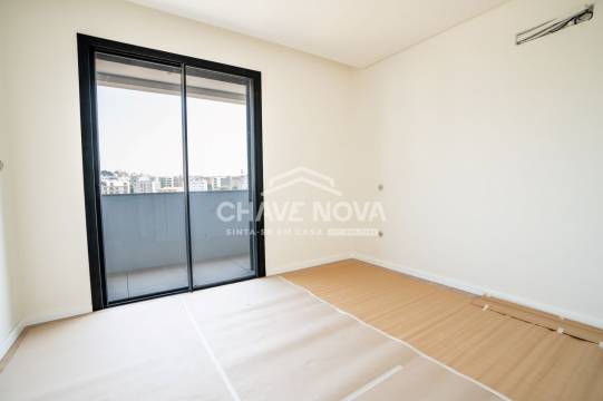 New Top Floor 3 Bedroom Apartment w/ Garage Box in Santa Marinha (Coimbrões)