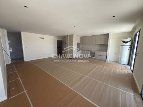 New Top Floor 3 Bedroom Apartment w/ Garage Box in Santa Marinha (Coimbrões)