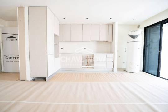 New Top Floor 3 Bedroom Apartment w/ Garage Box in Santa Marinha (Coimbrões)
