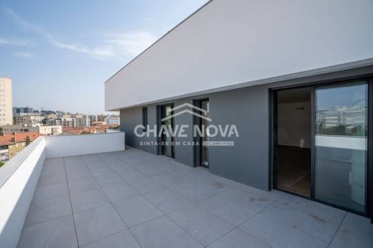 New Top Floor 3 Bedroom Apartment w/ Garage Box in Santa Marinha (Coimbrões)