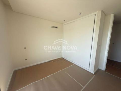 New Top Floor 3 Bedroom Apartment w/ Garage Box in Santa Marinha (Coimbrões)
