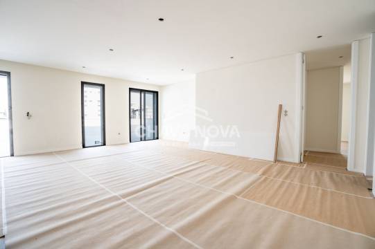New Top Floor 3 Bedroom Apartment w/ Garage Box in Santa Marinha (Coimbrões)
