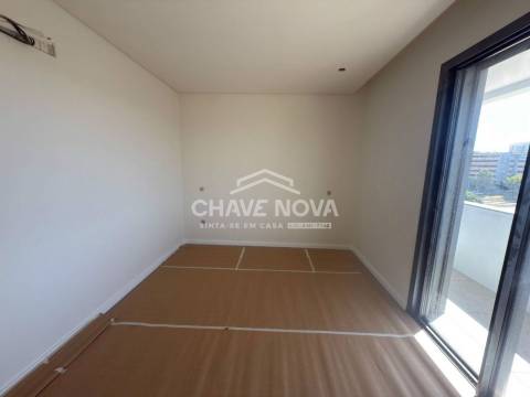New Top Floor 3 Bedroom Apartment w/ Garage Box in Santa Marinha (Coimbrões)