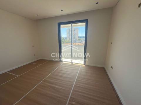 New Top Floor 3 Bedroom Apartment w/ Garage Box in Santa Marinha (Coimbrões)