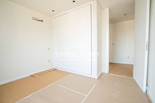 New Top Floor 3 Bedroom Apartment w/ Garage Box in Santa Marinha (Coimbrões)