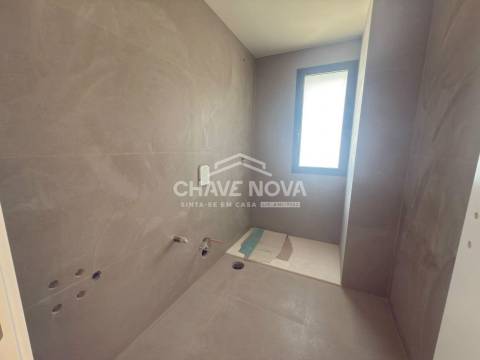New Top Floor 3 Bedroom Apartment w/ Garage Box in Santa Marinha (Coimbrões)