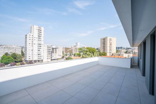 New Top Floor 3 Bedroom Apartment w/ Garage Box in Santa Marinha (Coimbrões)