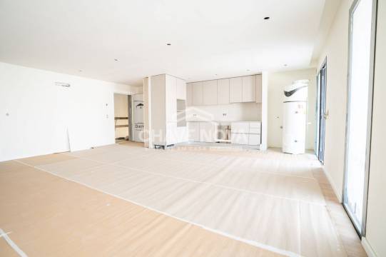 New Top Floor 3 Bedroom Apartment w/ Garage Box in Santa Marinha (Coimbrões)