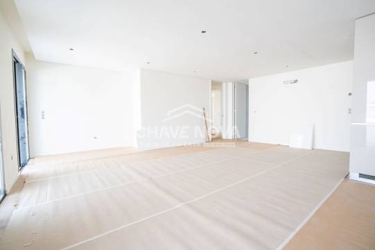 New Top Floor 3 Bedroom Apartment w/ Garage Box in Santa Marinha (Coimbrões)