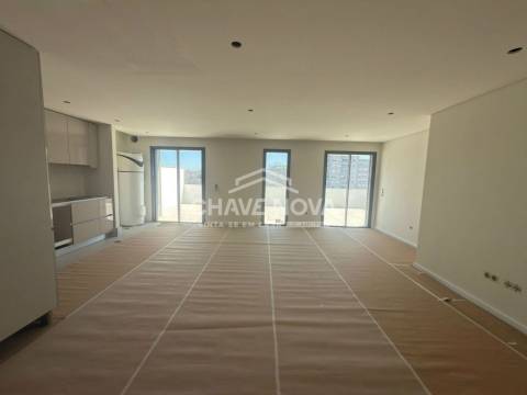 New Top Floor 3 Bedroom Apartment w/ Garage Box in Santa Marinha (Coimbrões)