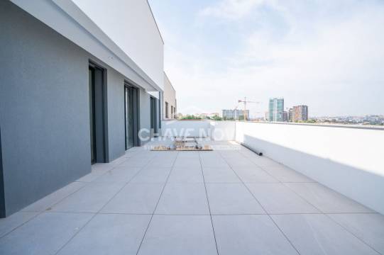 New Top Floor 3 Bedroom Apartment w/ Terrace and Garage Box in Santa Marinha (Coimbrões)