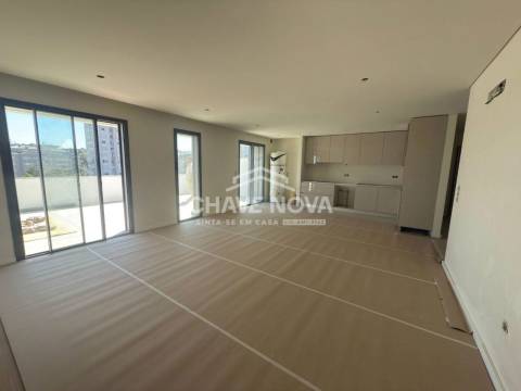 New Top Floor 3 Bedroom Apartment w/ Terrace and Garage Box in Santa Marinha (Coimbrões)
