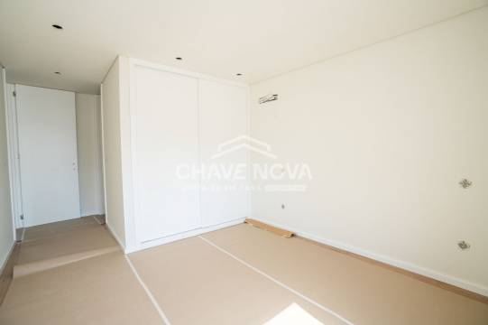 New Top Floor 3 Bedroom Apartment w/ Terrace and Garage Box in Santa Marinha (Coimbrões)