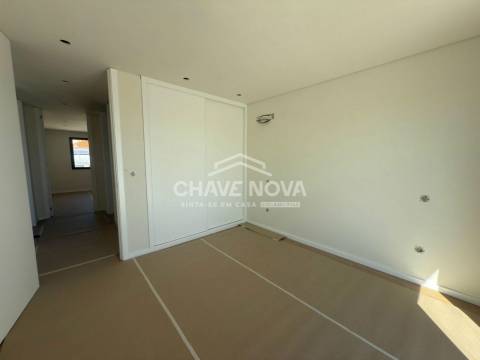 New Top Floor 3 Bedroom Apartment w/ Terrace and Garage Box in Santa Marinha (Coimbrões)