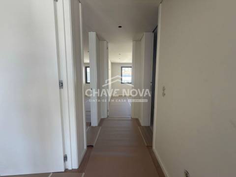 New Top Floor 3 Bedroom Apartment w/ Terrace and Garage Box in Santa Marinha (Coimbrões)