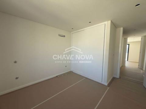 New Top Floor 3 Bedroom Apartment w/ Terrace and Garage Box in Santa Marinha (Coimbrões)